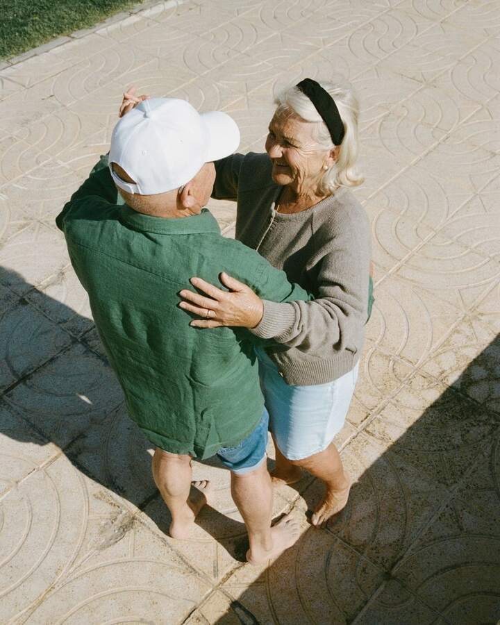 Pareja bailando al aire libre