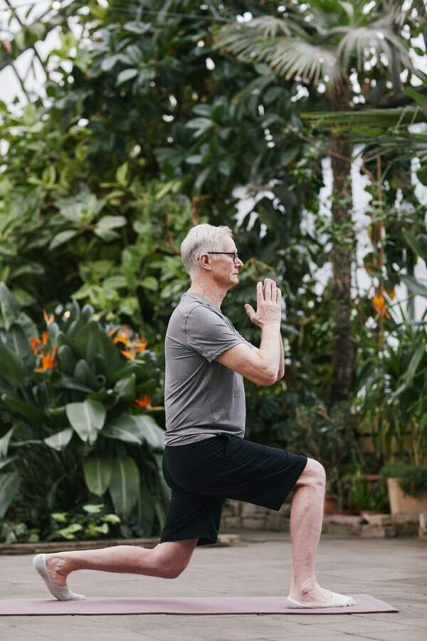 Sesión de yoga en jardín tropical