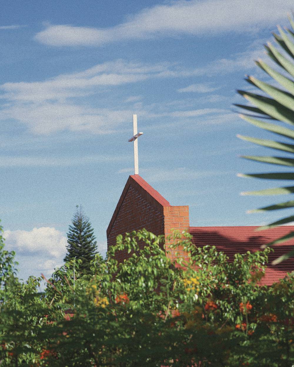 Capilla de Residencia Guadalupe rodeada de vegetación